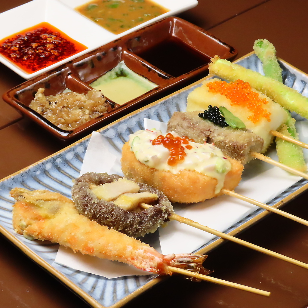 種類豊富な串揚げは、当店オリジナルのソースでお楽しみください◎