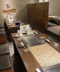 写真は奥のお席になります。団体利用などは奥の席を指定していただければ、壁(写真右上の茶色)によって他のお客様から見えづらくなります！身内で盛り上がりたい時に最適！