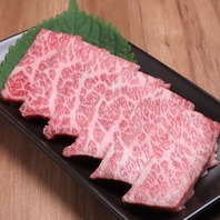 職人が一枚ずつ“揉み込む”極上の「仕事焼肉」
