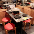 4名テーブル×4席。肩肘はらずカジュアルにリラックスしてお過ごし頂けます。