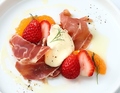 料理メニュー写真&nbsp;季節のフルーツと生ハム 自家製リコッタチーズ