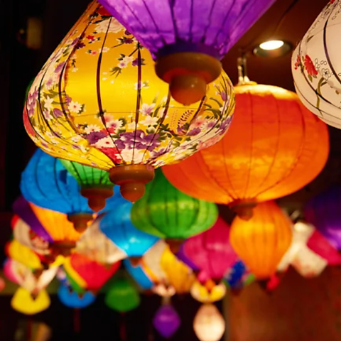 【横浜大世界２階】約130個のランタンが輝く店内でゆっくりお楽しみください