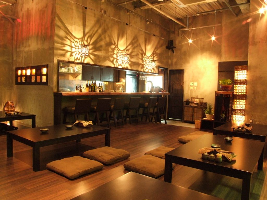 扉を開くと、もつ鍋専門店とは思えないほどのオシャレ空間が…。煌めく間接照明が印象的！