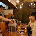 カウンター席では、臨場感あふれる空間で、シェフのこだわりを間近に感じながら焼肉を堪能できます。特別な日にもおすすめです◎