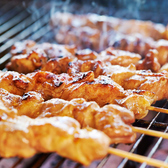 一本ずつ丁寧にくし打ちされた焼き鳥は、備長炭でじっくりと焼き上げます。外は香ばしく、中はジューシーな最高の状態でお客様にご提供。定番の「もも」や「ねぎま」から、希少な部位まで、素材の旨みを最大限に引き出したこだわりの逸品をぜひご堪能ください。お酒との相性も抜群で、ついつい手が伸びる美味しさです。