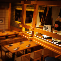 駅近なのでふらっと立ち寄れて、落ち着いた和空間でお食事を味わえます！デートの雰囲気も盛り上げる心地よい明かりで寛ぎの時間をお過ごしください。