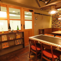 天井が高く開放感のある店内です。夜になると温かな光に包まれて、リラックスしながらお酒とお料理を楽しめます♪通常のテーブル席だけでなく立ち飲みも人気です！広々とした空間はおひとりから団体様まで様々なシーンに対応しております。