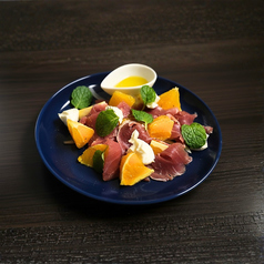 アイスランドラムの生ハムとフルーツ