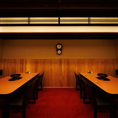 テーブル席（半仕切りあり）：2～4名様にオススメなテーブル席。半仕切りがございますので、リラックスしてお食事いただけます。