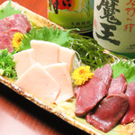 当店の馬刺し盛は絶品です！ぜひご賞味ください♪