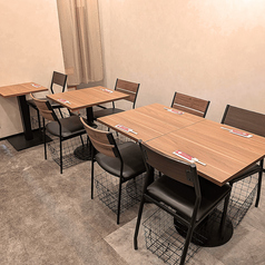 人数に応じてテーブルを組み合わせられるので、1~7名さまのあらゆる人数にご対応可能です。