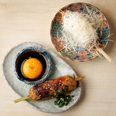 当店自慢の【つくね】それぞれ月見と雪見の2種類ございます。完全手作りの自慢のつくねに卵黄のまろやかさが包み込む定番の月見つくねおすすめです。雪見つくねは見た目もよくSNS映えする見た目です。もちろん味にも自信をもって提供させていただいております。お好みのつくねを見つけてください◎