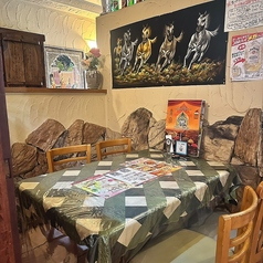 ゆったりとした4人席のテーブル席でお食事をお楽しみ頂けます！家族利用など様々なシーンで大活躍のお席です♪