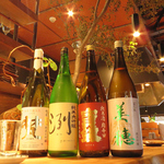 日本酒のラインナップ。夏は冷酒、冬は熱燗でお愉しみください。
