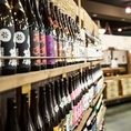 焼酎や日本酒がずらりと並ぶ圧巻の店内！全国各地の銘酒を取り揃え、料理との相性も抜群。お酒好きにたまらない空間です。
