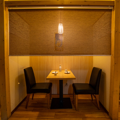 【カップル向けのお席】リピーター続出！カップルにも大人気です♪横浜駅近くで居酒屋デートはいかがですか？当店はカップルやお仕事帰りの男女2名様のお食事に最適な居酒屋ですよ！カップル席の御予約はお早目に♪