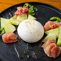 料理メニュー写真&nbsp;ブラータチーズと生ハムフルーツ