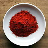 ◆パプリカ◆ピーマンの一種、肉厚の甘くて赤い品種を乾燥させ粉末にしたもの。 インドカレーには欠かせないスパイス。