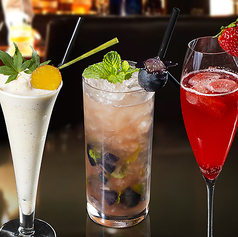 フレッシュなフルーツを使った、オリジナルカクテルの写真