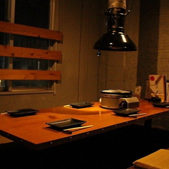 【接待・記念日に】2～4名様用掘りごたつ個室 2名様からご利用可能な個室完備。シックで落ち着く空間に作られた掘りごたつは、接待やデートなど、シーンを問わずごゆっくりとお寛ぎいただけます。熟成肉を心ゆくまでご堪能ください。