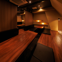 【会社宴会・飲み会・各種宴会など、大宴会もお任せください】大人数での宴会にも《六雁上野店》は最適です！お得な早割・遅割のプラン宴会やお得なクーポンなどございます！お魚お肉、両方をご堪能頂けるコースをご用意しておりますので様々な場面でご利用頂けます！飲み放題もお付けしておりますのでお気軽に！