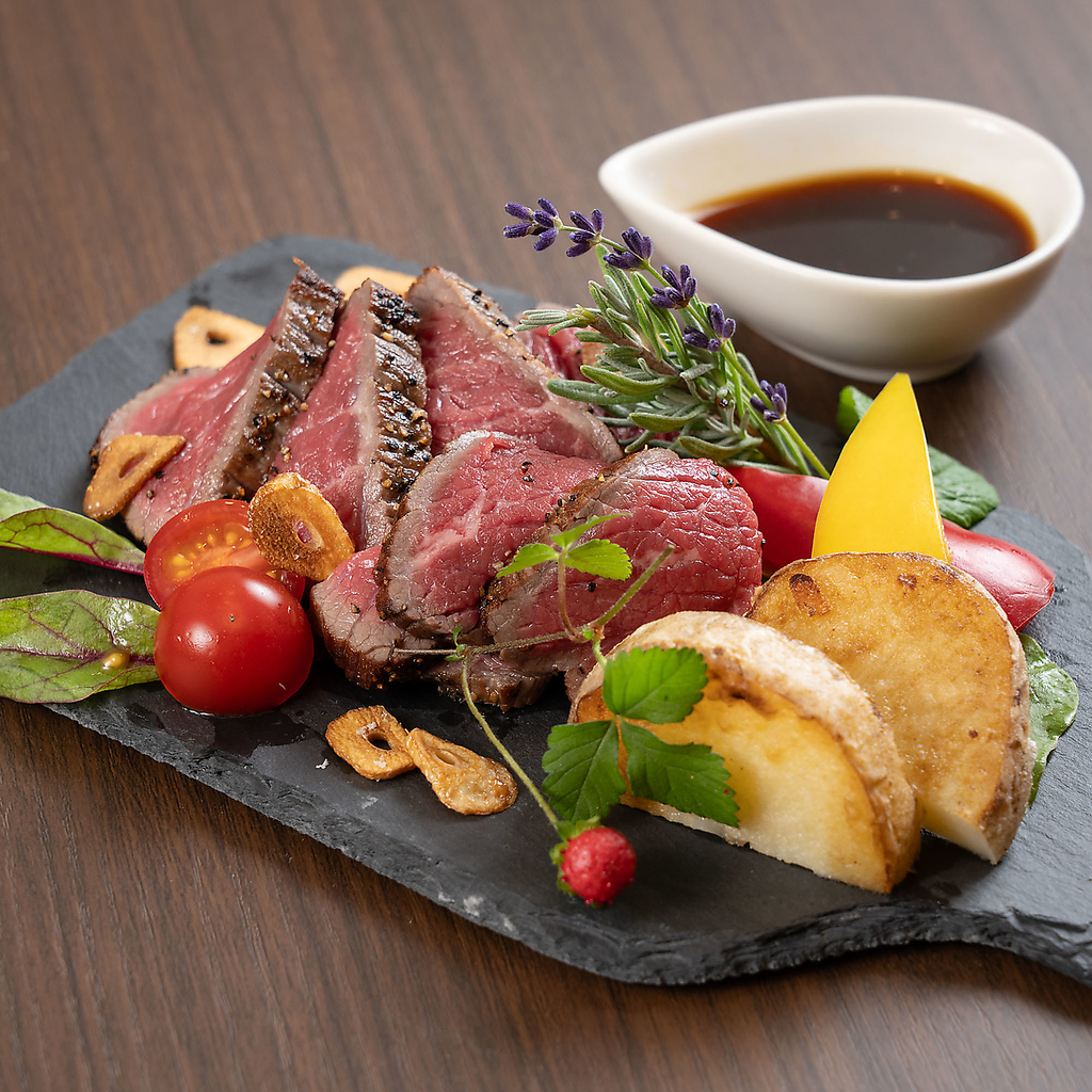 [絶品]どんな宴会にもぴったり合います。肉厚ジューシーな米沢牛のタリアータはいかがでしょうか。