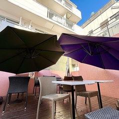 わんちゃん歓迎のパラソル席。リードフック＆わんちゃん用お水サービスございます。　【飲み放題/歓送迎会/ランチ/スイーツ】