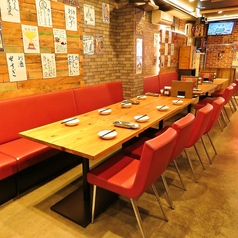 最大27名様が入ることが出来る広々とした店内です!!テーブル席やソファー席、!!様々な席を用意しています!!みんなでにぎやかに楽しむのもよし!!一人で楽しむのもよし!!仲間同士で楽しむのもよし!!いろいろな楽しみ方が出来る店内です♪是非、一度ご来店ください!!