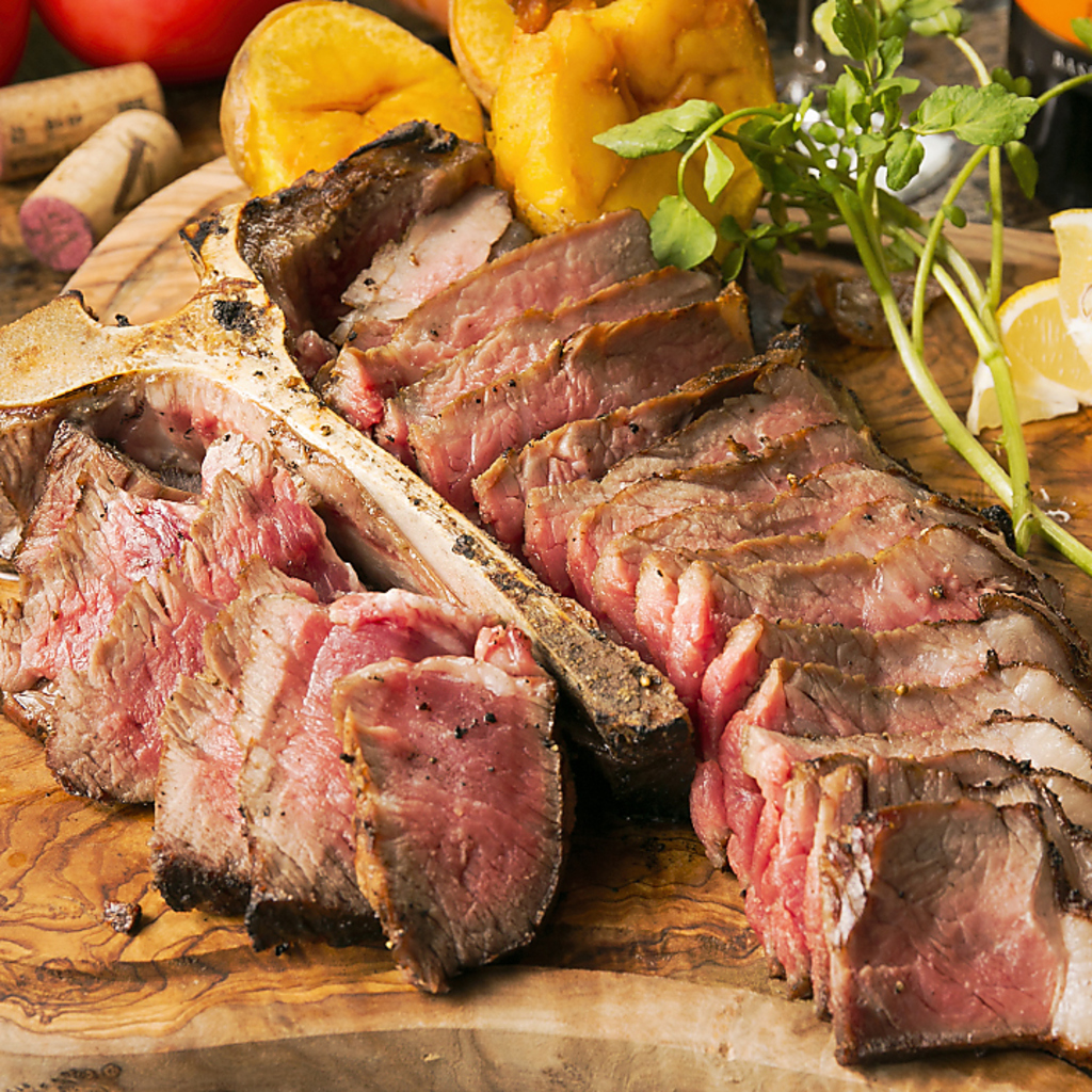 老舗肉屋直営ならではの目利きで仕入れた上質な肉を使用。旨みあふれるグリルステーキを堪能。