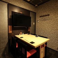 ■プライベート感あふれるモダンな個室風のテーブル席。4名様×1卓、6名様×1卓ございます。周りを気にせず、ゆったりと美味しい和食と美酒をお楽しみいただけます。