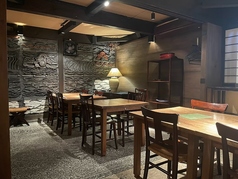 広々テーブル席をご用意。店主のかつての住居を改装して店をつくりました。古くなった屋根瓦を埋め込んでつくった壁や、吹き抜けの天井や冬に活躍する薪ストーブが古民家のぬくもりを感じさせます。