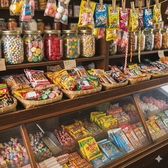 昔ながらの懐かしい日本の駄菓子コーナーをご用意。お子様はもちろん、大人の方も童心に帰ってお楽しみいただけます。厳選されたお肉のしゃぶしゃぶ・すき焼きの食べ放題に加え、こうしたユニークなサービスもご好評をいただいております。皆様の心に残る、楽しいひとときを演出いたします。※写真はイメージです。