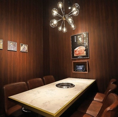 【完全個室：4名様×3卓・6名様×2卓】4名様と6名様まで着席可能な完全個室をご用意。木の温もりを感じる店内は、照明も控えめで上品で落ち着いた雰囲気の中、周りを気にせずゆっくりとお過ごしいただけます。ご友人同士でのお食事はもちろんのこと、大人のデートや接待、会食など様々なシーンでご利用ください。