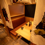 伝統的な日本の美術品と現代デザインが融合した、ユニークな空間で、特別な一日を。