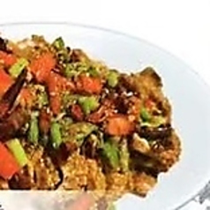 やみつき中華風イカのスパイ揚げ焼き/カイコの四川風炒め/アヒルの頭の鉄鍋炒め煮込み 各