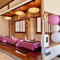 1階、掘りごたつテーブル3卓とカウンター8席