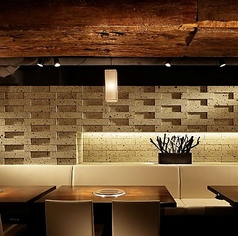 横並びのテーブル椅子席は最大36名の団体様までご着席いただけます。広々としたベンチシートでゆったりとおくつろぎいただけます。居心地の良い空間は、ご友人やご家族との食事会にも最適です◎