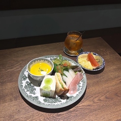 季節のフルーツサラダとサンドイッチ（８月はご提供お休み）