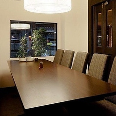 【完全個室10名様まで】家族や大切な人とのお祝いに◎完全個室のためご家族様や、大切な人達とのお祝いの席にもおすすめです。メインの料理が和食となっておりますので、ご年配の方でもお料理をお楽しみいただけますし、退職祝いや還暦祝い、両家族との懇親の場としてご利用いただけます。