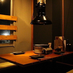 【プライベート空間で宴会】6～8名様用掘りごたつ個室 シックで大人な空間の掘りごたつ個室は接待や記念日にピッタリ◎肩肘張らずに寛げるカジュアルな空間で焼肉宴会をお楽しみください。最大8名様までご利用可能なこちらの個室は、お子様連れの家族利用におすすめです。