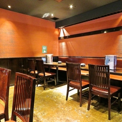 【2名様～4名様向けのテーブル席】女子会や飲み会、会社帰りのちょい飲みなど、様々なシーンにおすすめの掘りごたつ席です。土間土間ではコースメニューをはじめ、絶品の単品料理、豊富なドリンクメニューをご用意しております♪