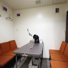 最大6名様まで利用できる個室もご用意しています。ご家族での利用や友人同士の飲み会など、様々なシーンにおすすめ♪プライベート感バッチリで、周りを気にせずゆったり過ごせます。人気のお席なので、事前予約がおすすめです!