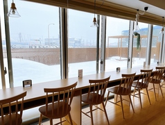 庭を眺めながらお食事ができるカウンター席。TVもあります。