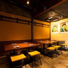 【1階/テーブル席】和モダンの落ち着いた雰囲気のテーブル席。ご友人や会社の同僚と素敵な時間をお過ごしください。10名様の宴会もご対応出来ます。