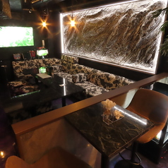 グループでの貸切利用に最適なVIPルームは、広々とした空間にソファを配し、リラックスしながらくつろげる仕様。防音性の高い環境で、カラオケやゲームを気兼ねなく楽しめます。特別な会や打ち上げ、記念日利用などにもぴったりのプライベート空間です。