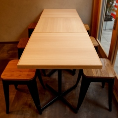 明るい雰囲気で居心地の良いテーブル席を完備しています。最大6名様までご利用可。木のぬくもり感じるテーブル席は、ゆったりと過ごしていただけます。テーブルはつなげることも可能なため、様々なシーンにご利用頂け、グループでのご利用、会社の飲み会やご宴会等にも最適です。これからの忘年会・新年会等にもぴったり♪