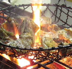 土佐備長炭で焼き上げる元気鶏ももの炭火焼950円(税込)