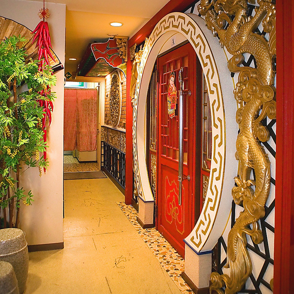 一歩店内に入ると、そこは本場中国さながらの雰囲気…本格中華は単品・コース共お手頃価格でご用意♪