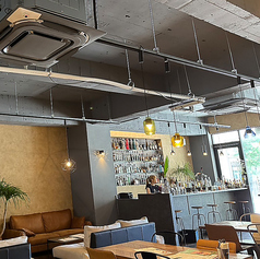 目の前の棚には世界中から厳選されたボトルが美しく並び、その圧倒的なラインナップはまさに圧巻の一言です。バックバーに反射する柔らかな光が、会話をよりいっそう弾ませる特別な演出に。肩を並べて美酒に酔いしれる、至福のひとときをお過ごしください。