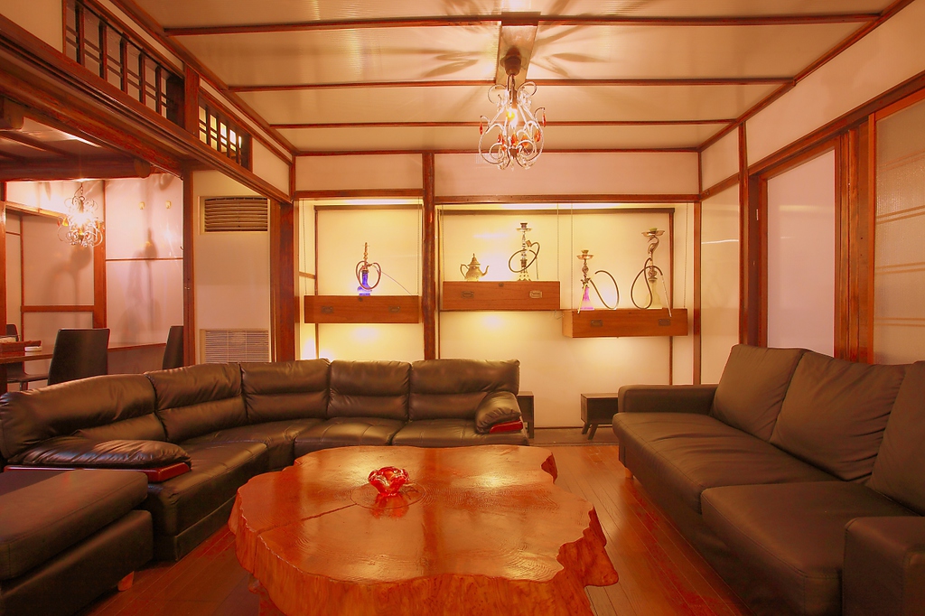 鴨川沿いの京町屋を改造したおしゃれな、大人の隠れ家♪ソファーで時間を忘れてのんびり飲みましょう